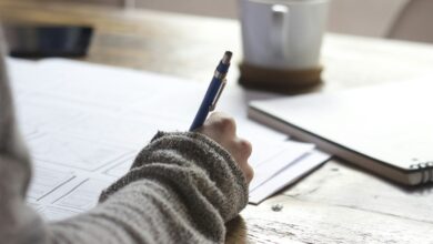 Pessoa fazendo anotações em um caderno