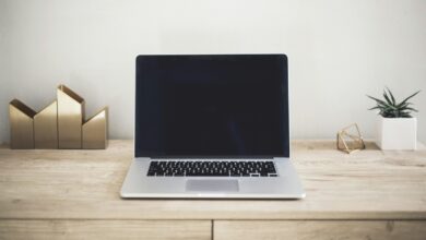 Notebook aberto sobre uma mesa clara