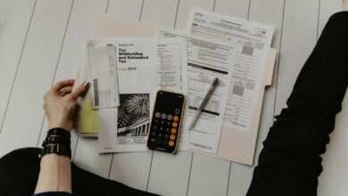 Documentos e calculadora usados na organização financeira
