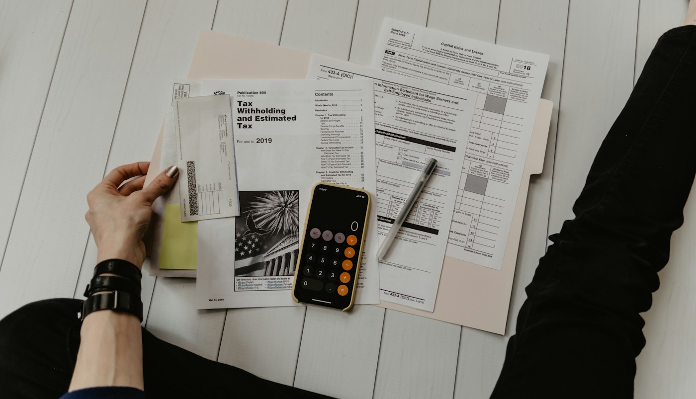 Documentos e calculadora usados na organização financeira
